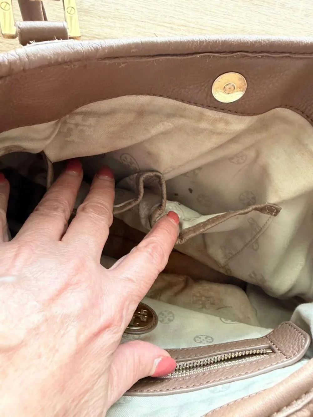 Tory Burch • Amanda Classic Dark Camel Hobo Bag • Purse • Retail $598